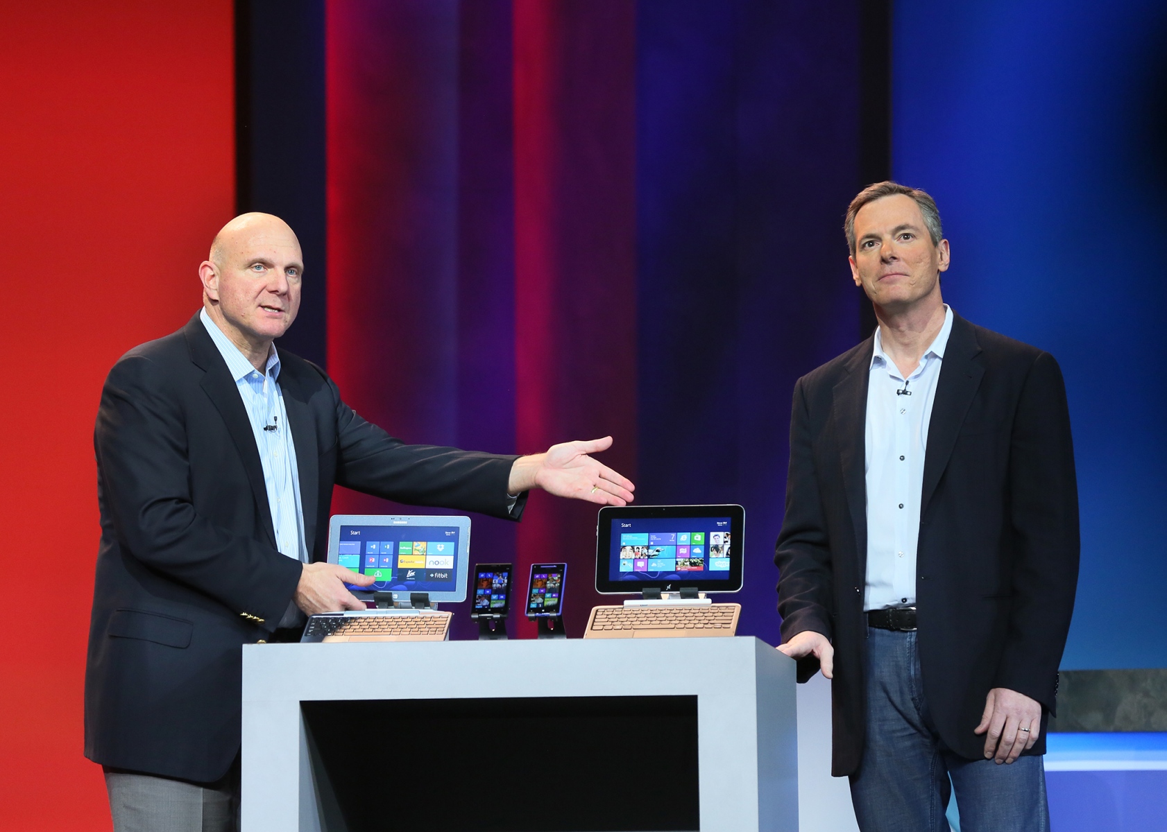 Qualcomm-Chef Paul Jakob bekommt während seines Vortrags Besuch von Microsoft-CEO Steve Ballmer
