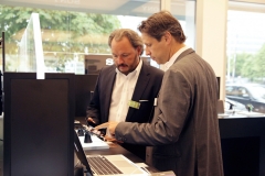 Dennis van Schie (rechts) zeigt Christoph Vilanek die Sony Neuigkeiten