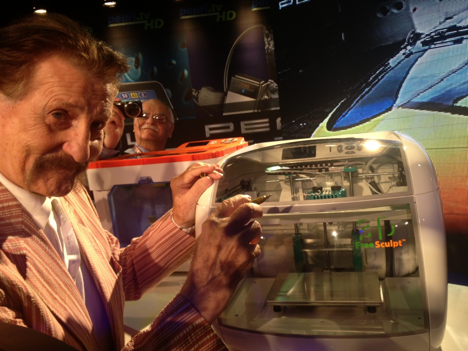 Luigi Colani signiert "seinen" 3D-Drucker