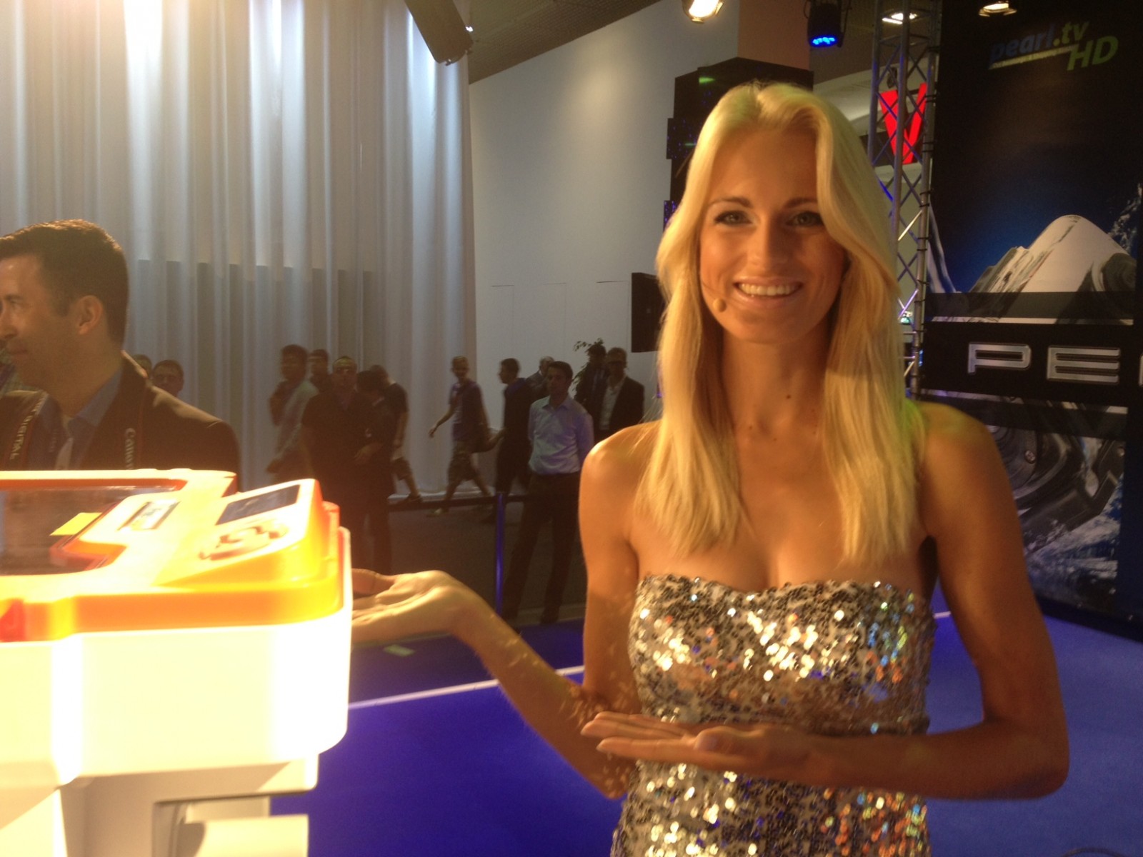 Anne-Kathrin Kosch, Miss Germany 2011, präsentierte den Drucker