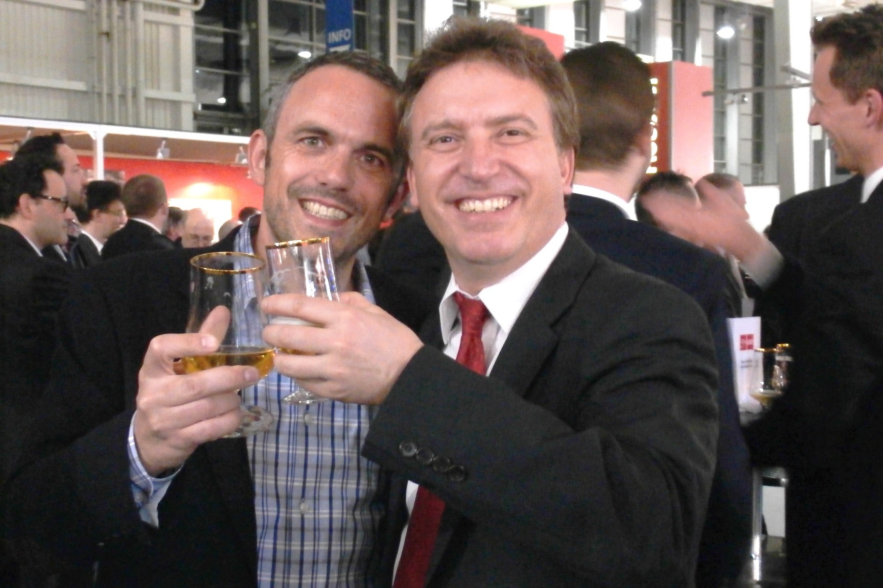 Hier trafen sich Andreas Doelker (li.), Geschäftsführer Zyxel und William Geens, Geschäftsführer Prianto zu einem Bier