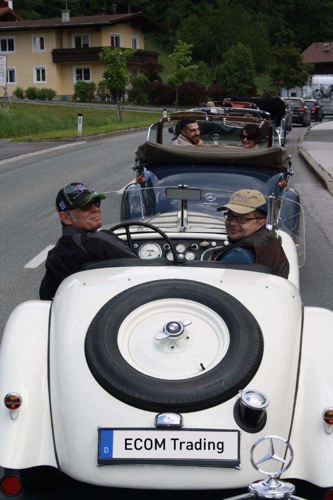 Einer, der viele Blicke auf sich zog: Der BMW 328, Baujahr 1937, sicher gesteuert von Jürgen Hofmann und Sozius André Öller Einer, der viele Blicke auf sich zog: Der BMW 328, Baujahr 1937, sicher gesteuert von Jürgen Hofmann und Sozius André Öller