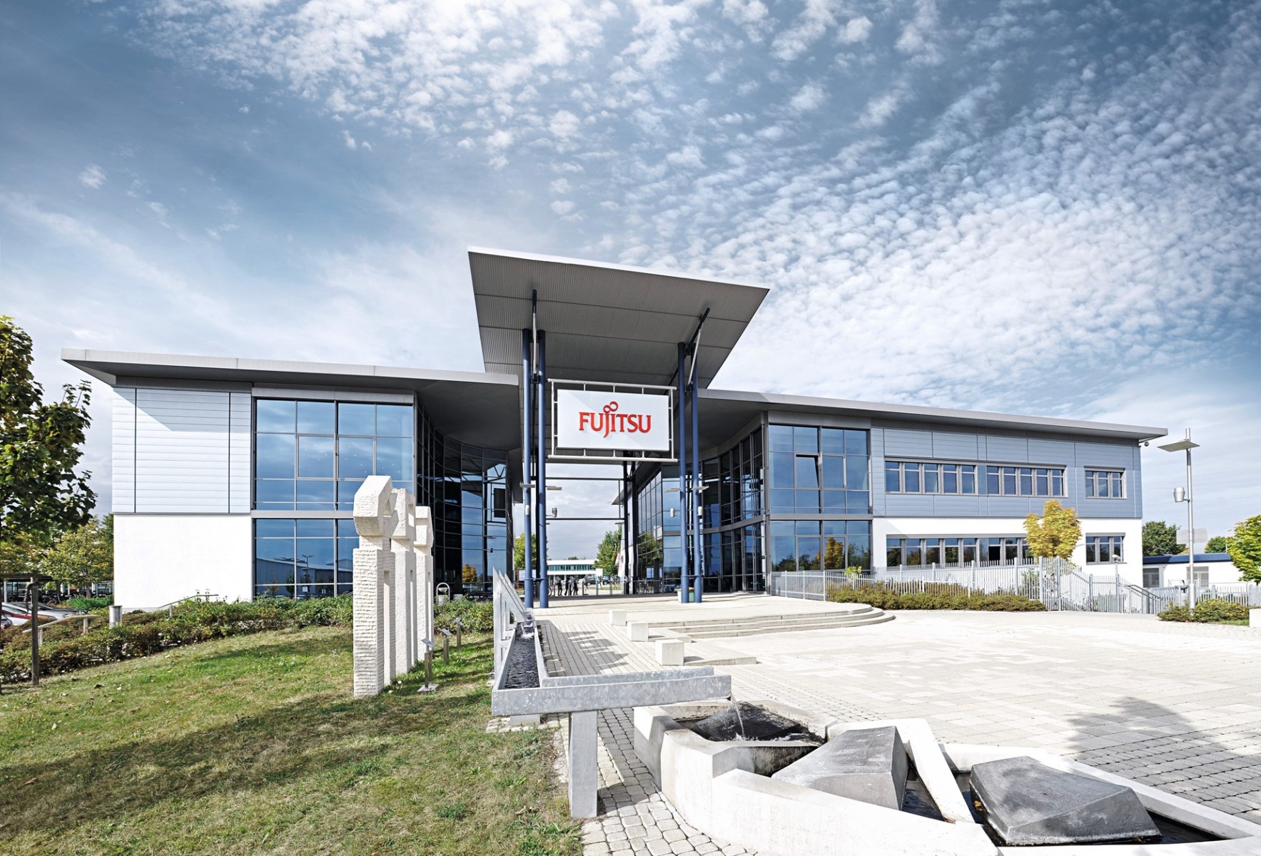Fujitsu-Haupteingang in Augsburg: Arbeitsplatz für etwa 1.500 Mitarbeiter, die in Deutschlands einziger PC-Fertigung täglich bis zu 21.000 Units produzieren
Foto: Fujitsu