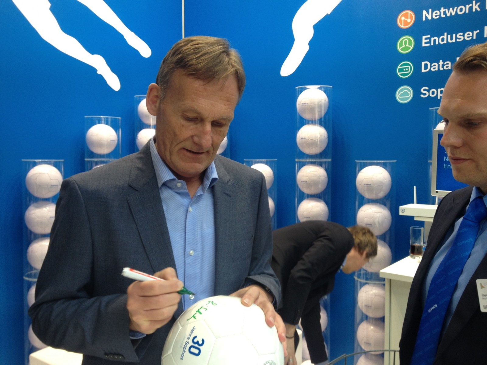 BVB-Chef Hans-Joachim Watzke signierte Bälle am Stand vom Security-Spezialisten Sophos