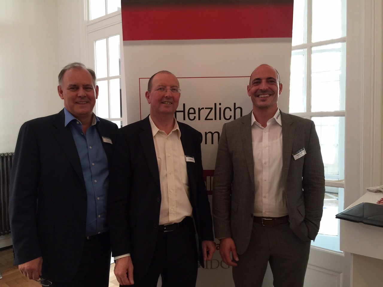 Gruppenbild mit Investor: Paul Eccleston von der Rigby Group (links) mit Wick Hill-Chairman Ian Kilpatrick und Deutschland-Chef Helge Scherff (rechts)
