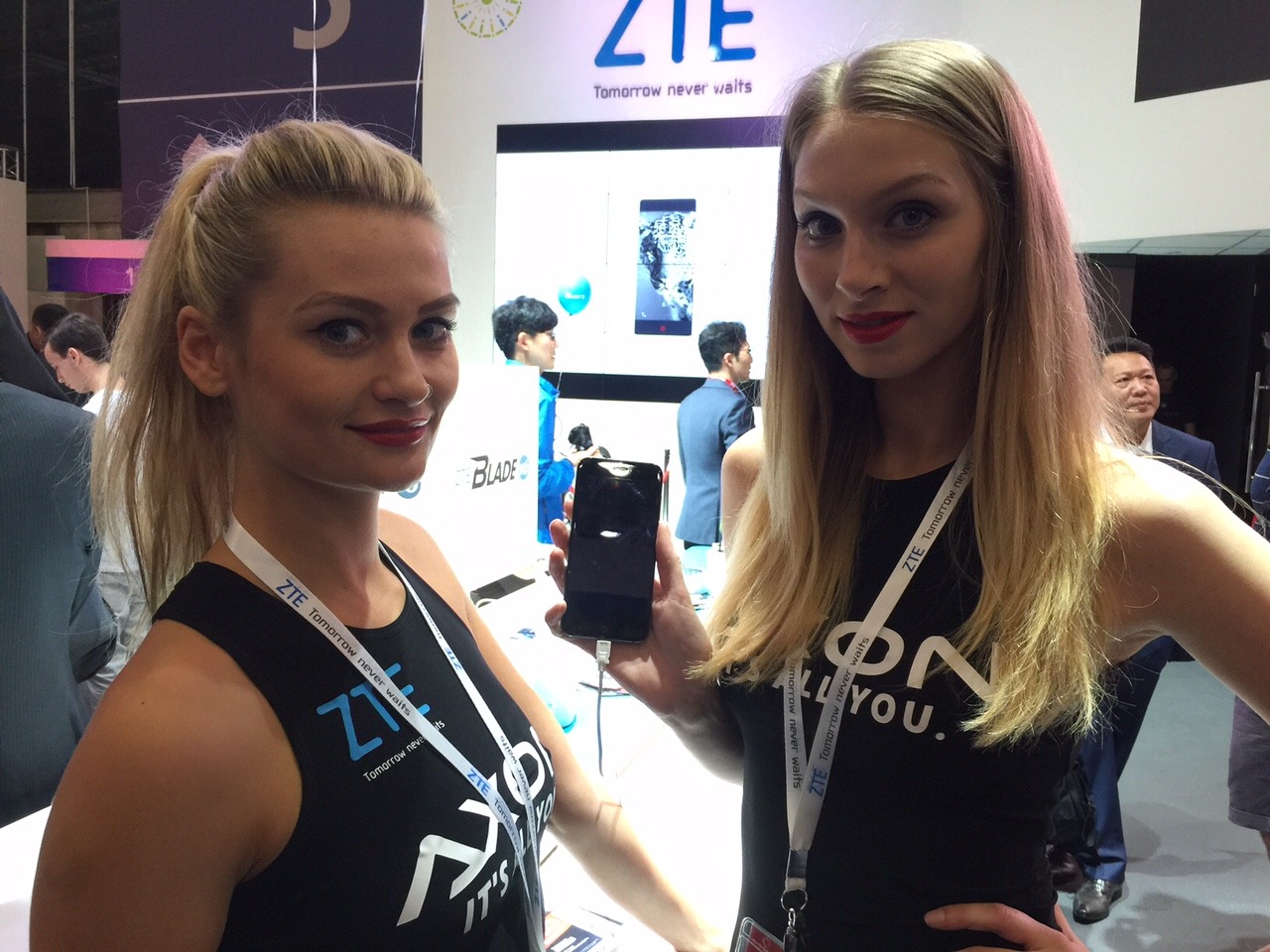 Bei ZTE wurde die neue Smartphone-Serie anmutig präsentiert.