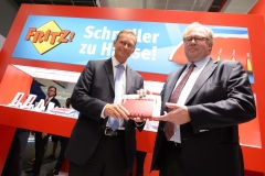 AVM-Vertriebschef Ulrich Müller-Albring und Michael Müller, der Regierende Bürgermeister von Berlin (links)