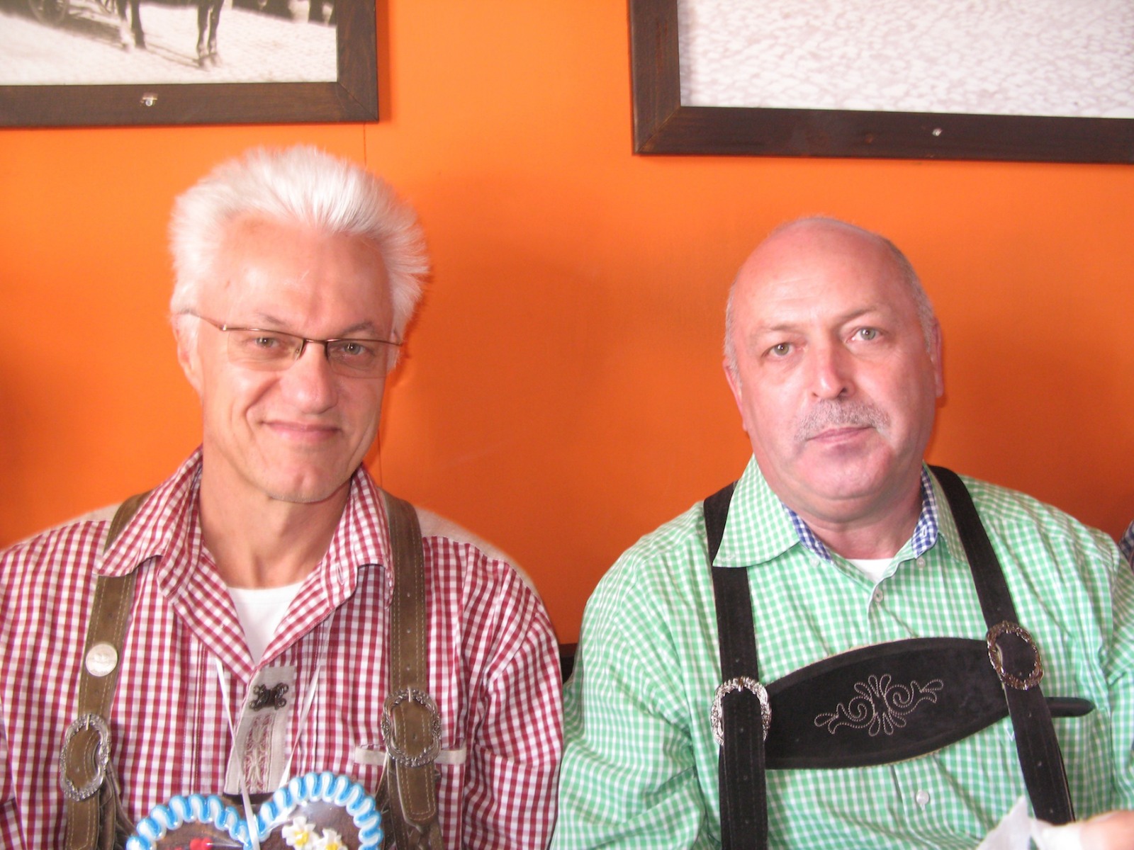 Bevor die Gaudi so richtig losging, gab es noch Gelegenheit für Fachgespräche über Displays: Hier im Bild Harald Schöfer, Chef und Inhaber von Imagic aus München (links) mit Heinz-Dieter Speidel. Bevor die Gaudi so richtig losging, gab es noch Gelegenheit für Fachgespräche über Displays: Hier im Bild Harald Schöfer, Chef und Inhaber von Imagic aus München (links) mit Heinz-Dieter Speidel.
