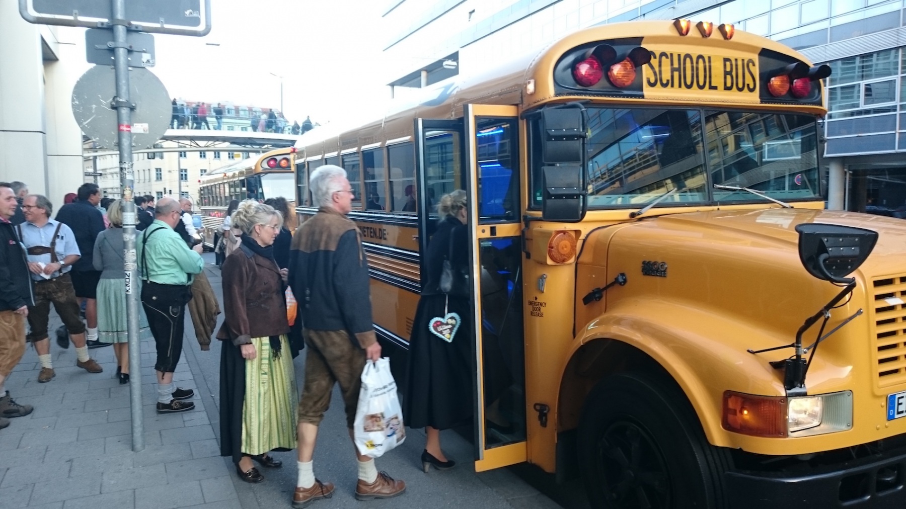 Hier steigt gerade das Ehepaar Schöfer, Inhaber der Firma Imagic, in den original US-amerikanischen Schulbus Hier steigt gerade das Ehepaar Schöfer, Inhaber der Firma Imagic, in den original US-amerikanischen Schulbus