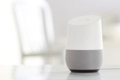 Der Google-Lautsprecher «Home» kann auf Sprachbefehl Aufgaben ausführen, Fragen beantworten und das vernetzte Zuhause steuern. Durch die Integration des Assistenten kann der Lautsprecher auf alles zurückgreifen, was Google weiß. Das schicke Design wird Mütter auf jeden Fall ansprechen.