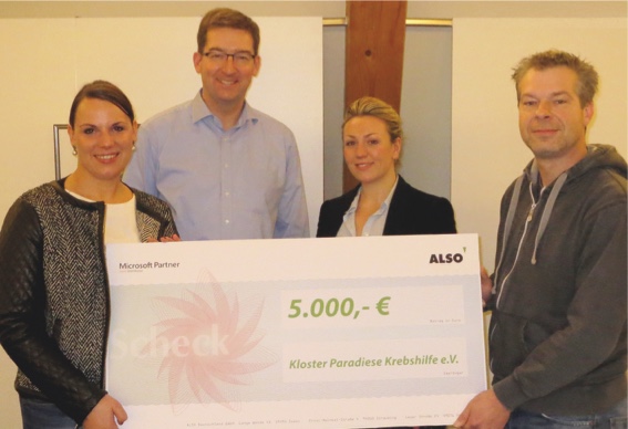 Katharina Böcher und Dr. Thomas Hamm nehmen gemeinsam den Spendenscheck in Höhe von 5.000 Euro von Sabrina Hoefs