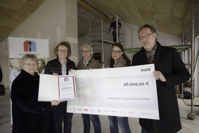 Die Großspende in Höhe von 26.000 Euro überreichten Simone Blome-Schwitzki (2. von links) und Sabrina Hoefs (2. von rechts) im Namen von Also an Udo Schröder-Hörster (rechts)