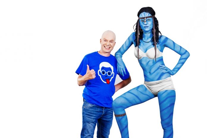 Fast wie das Original: Produktmanager Frank Lutzke mit blauer Avatar-Dame
