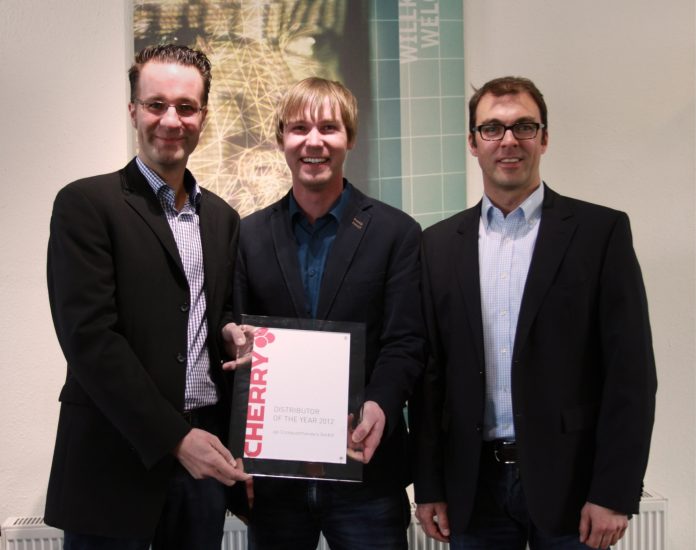 Übergabe des Distri Awards 2012 in der api Zentrale in Aachen (v.l.): Bodo Amkreutz