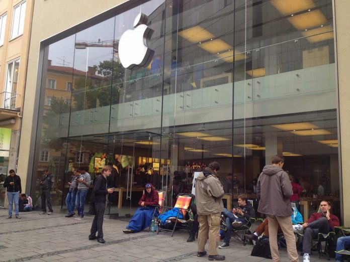 Die Warteschlange vor dem Apple-Store in München ist noch überschaubar