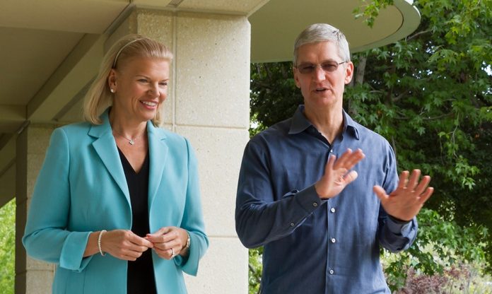 Der Anfang der Kooperation: Ginni Rometty (IBM) und Tim Cook (Apple)