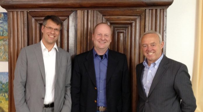 Die Concat-Vorstände Olaf von Heyer (l.) und Dexter McGinnis (r.) mit Synergy-Chef Stefan Tübinger