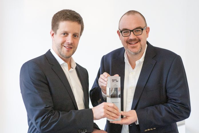 Ebertlang-CEO Volker Lang nahm den Award aus den Händen von MailStore-Mitgründer Tim Berger entgegen