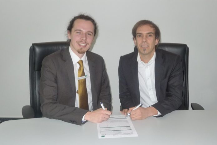Mathias Schick von Bechtle und Torsten Nuhfer von Ebertlang unterzeichnen die Kooperation.