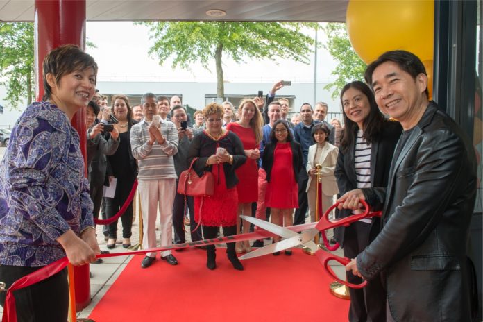 Peter Pan und Vivian Ma von Edimax eröffnen die neue Europazentrale des Herstellers