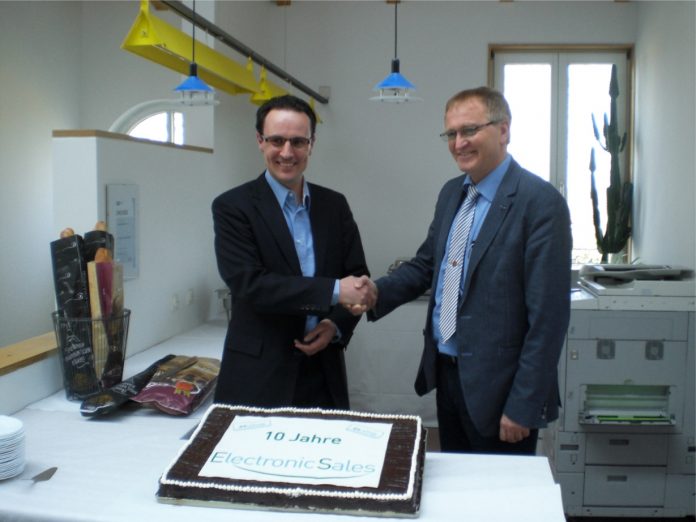 Firmenchef Martin Pfisterer (links) mit der Geburtstagstorte