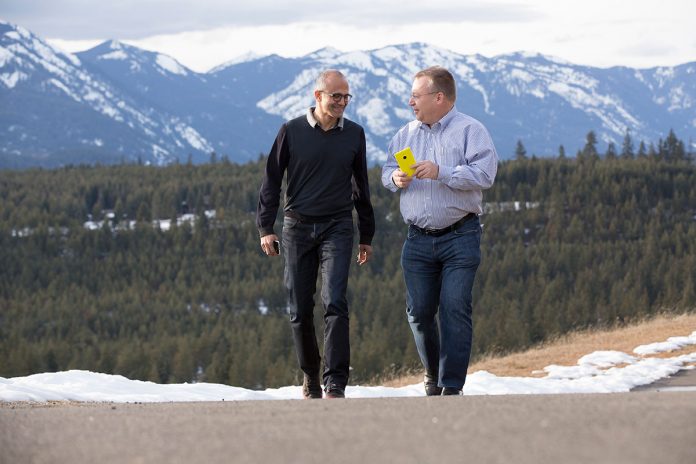 Stephen Elop (rechts) beim Spaziergang mit Microsoft-Chef Satya Nadella und Nokia-Smartphone