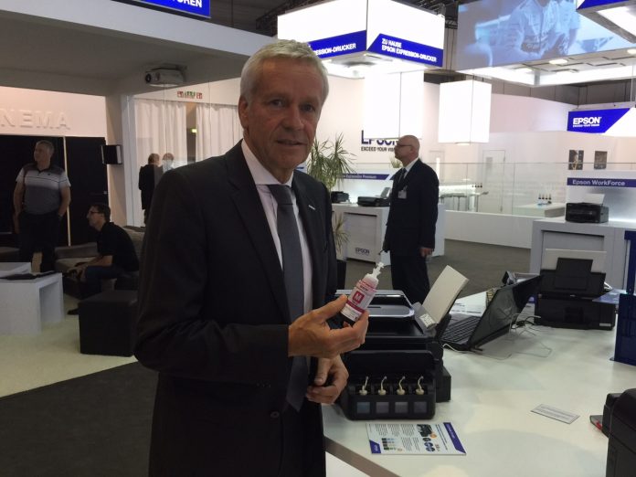 Epson-Chef Henning Ohlsson mit den neuen EcoTank-Modellen auf der IFA