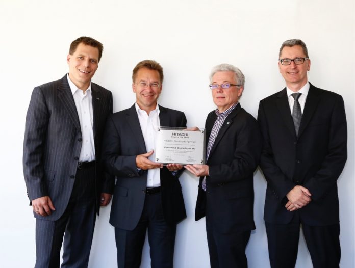Thomas Oertel und Vorstandssprecher Benedict Kober nehmen die Auszeichnung von Roland Fritsch und Richard Bass entgegen.