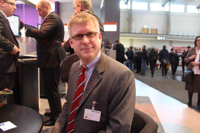 Vertriebs-Vorstand Stephan Leschke auf der CeBIT im Gespräch mit ChannelObserver