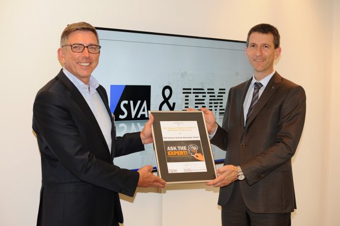 SVA-Geschäftsführer Philipp Alexander (rechts) erhält die PartnerWorld-Auszeichnung von IBM-Channelchef Olaf Scamperle