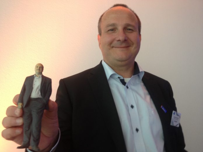 Doppelt hält besser: Ingram-Chef Ernesto Schmutter mit 3D-Selfie