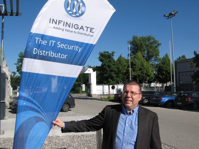 Infinigate-CEO David Martinez zeigt Flagge