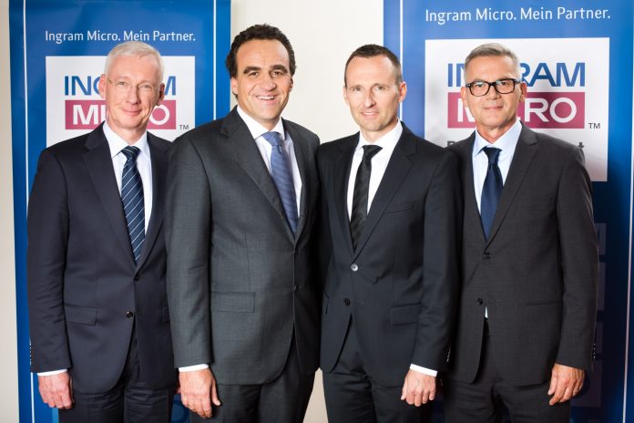 Günter Schiessl (2.v.rechts) stößt zum Team von Ingram Micro