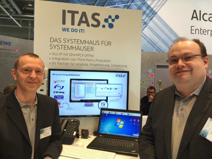 Rolf Mittag (rechts) mit Falko Schreiter von der ITAS AG auf der CeBIT