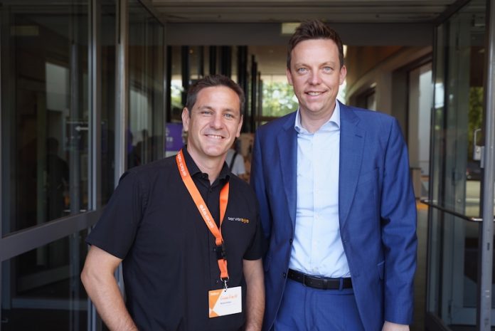 Krämer IT-Geschäftsführer Michael Krämer mit Ministerpräsident Tobias Hans (rechts)