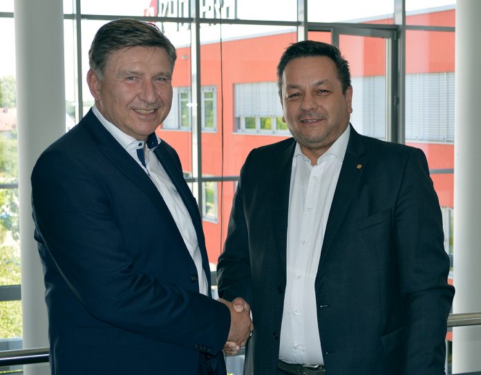 Friedhelm Schnittker (Vice President Alos) und Dietmar Nick (Geschäftsführer Kyocera Deutschland)