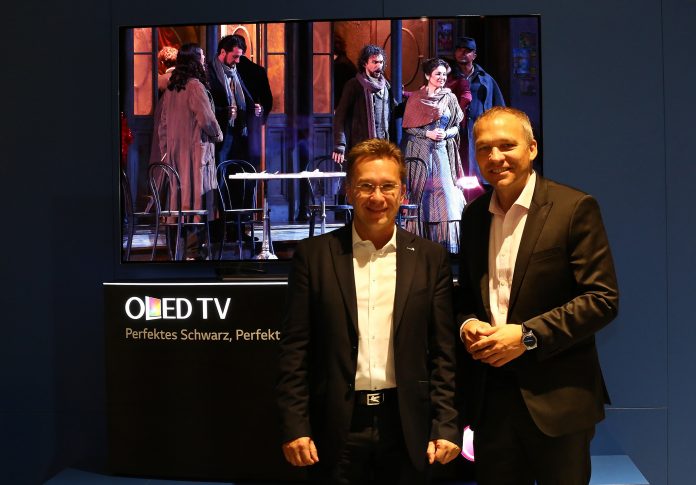 Der OLED 4K TV EF9509 von LG auf dem IFA-Messestand von Euronics: Verbundgruppen-Chef Benedict Kober und Martin Winkler