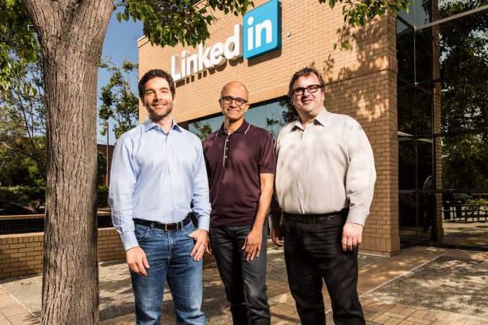 LinkedIn-Chef Jeff Weiner (links) mit Microsoft-CEO Satya Nadella (Mitte)