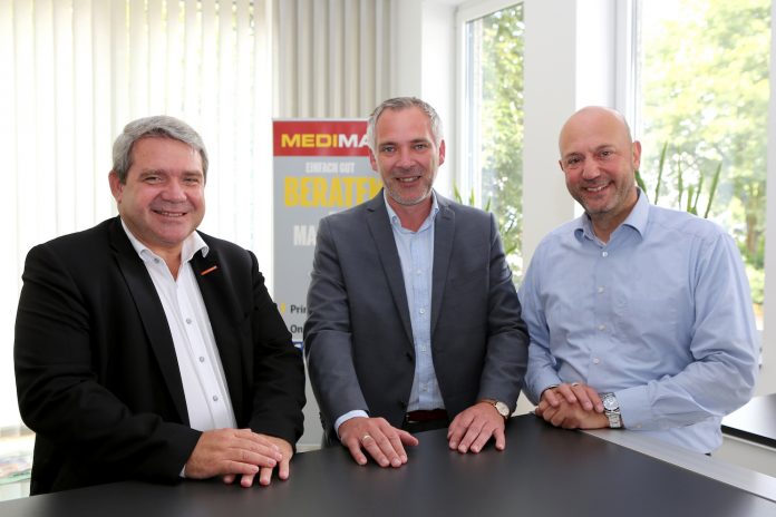 (von links nach rechts) Friedrich Sobol begrüßte Frank Jagielski und André Alonzo zur Vertragsunterzeichnung in der Medimax-Zentrale Düsseldorf
