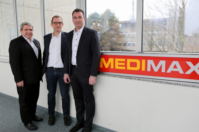 Eduard Hoffer (rechts) ist Franchisepartner für den Standort Dallgow und eröffnet im April einen neuen Markt in Werder. Dabei ElectronicPartner-Vorstand Friedrich Sobol (links) und Christoph Rolink