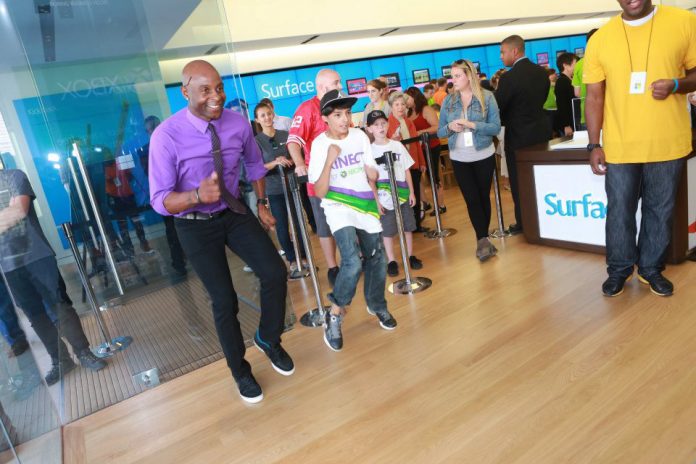 Football-Star Jerry Rice bei einer Eröffnung eines Microsoft-Stores in Kalifornien