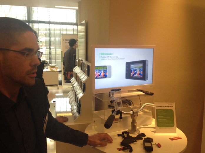 Toshiba-Manager Gabriel Willigens stellt beim Launch-Event in Hamburg die neue Sportscam vor