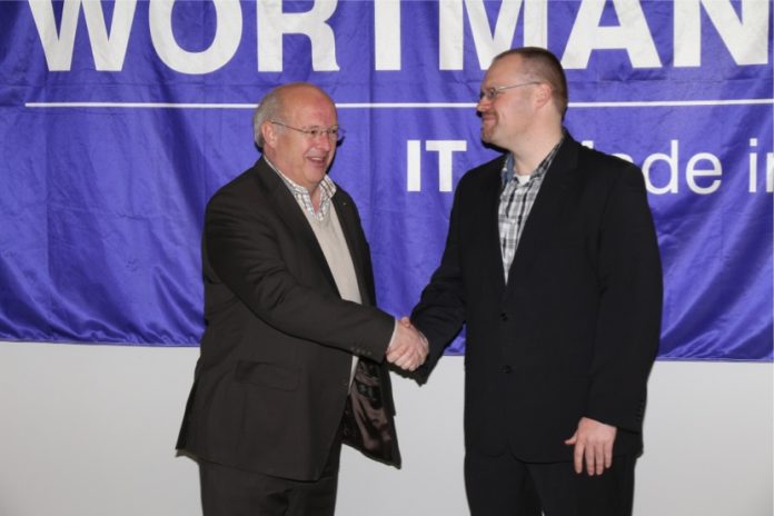 Siegbert Wortmann (links) begrüßt den neuen Kooperationspartner emendo