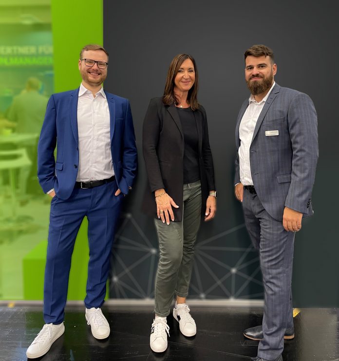 Christina Decker, Head of Channel and Alliances Germany bei Trend Micro, mit Jona Ridderskamp und Andreas Papadaniil, den beiden Geschäftsführern von Suresecure (Quelle: Trend Micro)